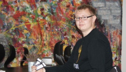 Deler sine fribilletter med vennerne